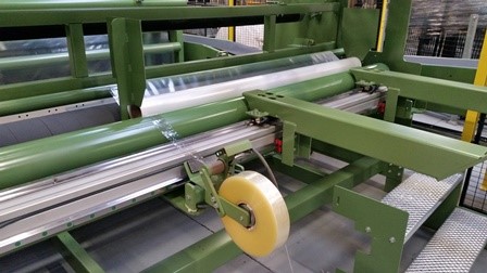 Packing station for textile rolls