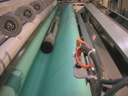 roll in verpak machine tapijt