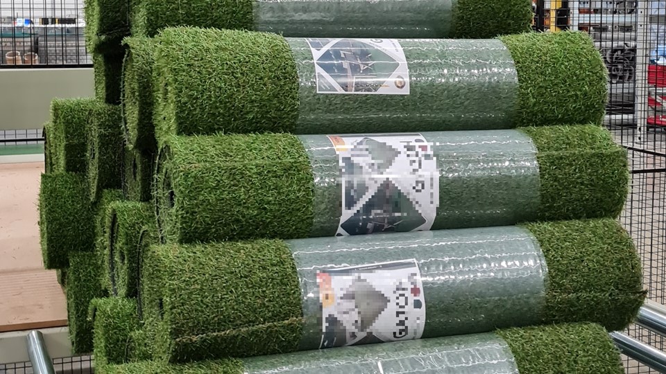 Cutting grass carpet into coupons to the size of the garden