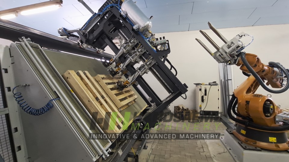 dubbelzijdige werktafel onder een hoek waar een operator en zijn robotmedewerker kunnen samenwerken om pallets of kratten te produceren